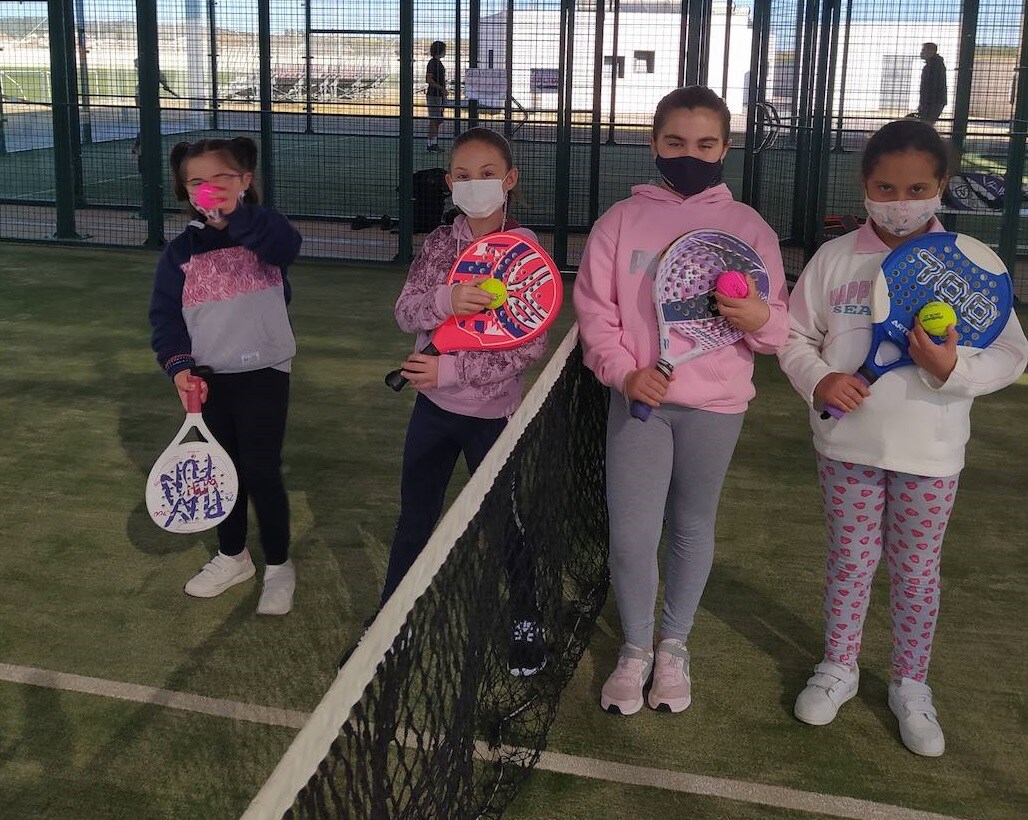 Ayer, 6 de abril, se celebró el Día Internacional del Deporte para el Desarrollo y la Paz, y los miajadeños se volcaron para poner su granito de arena. El Área de Deportes recibió una amplia respuesta a su propuesta convertida en fotografías de todos los deportistas con los que Miajadas tiene la suerte de contar. Voleibol, baloncesto, ciclismo, pádel, marcha, senderismo, running, ping pong, patinaje,... Todo lo que contribuya a la salud física es bienvenido. 