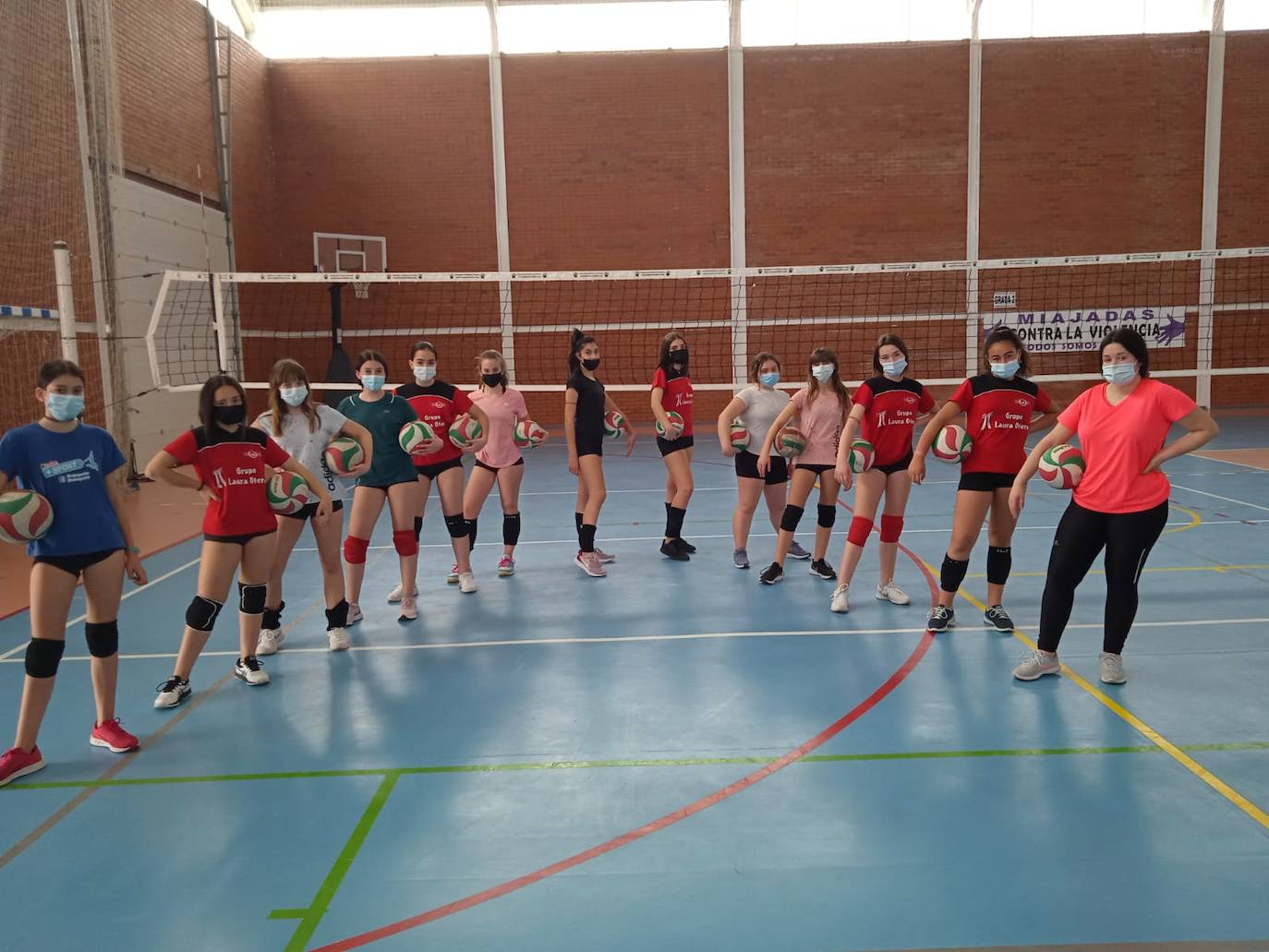Ayer, 6 de abril, se celebró el Día Internacional del Deporte para el Desarrollo y la Paz, y los miajadeños se volcaron para poner su granito de arena. El Área de Deportes recibió una amplia respuesta a su propuesta convertida en fotografías de todos los deportistas con los que Miajadas tiene la suerte de contar. Voleibol, baloncesto, ciclismo, pádel, marcha, senderismo, running, ping pong, patinaje,... Todo lo que contribuya a la salud física es bienvenido. 