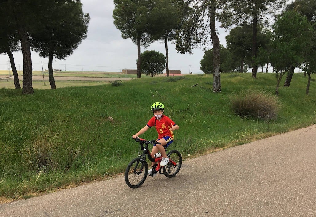 Ayer, 6 de abril, se celebró el Día Internacional del Deporte para el Desarrollo y la Paz, y los miajadeños se volcaron para poner su granito de arena. El Área de Deportes recibió una amplia respuesta a su propuesta convertida en fotografías de todos los deportistas con los que Miajadas tiene la suerte de contar. Voleibol, baloncesto, ciclismo, pádel, marcha, senderismo, running, ping pong, patinaje,... Todo lo que contribuya a la salud física es bienvenido. 