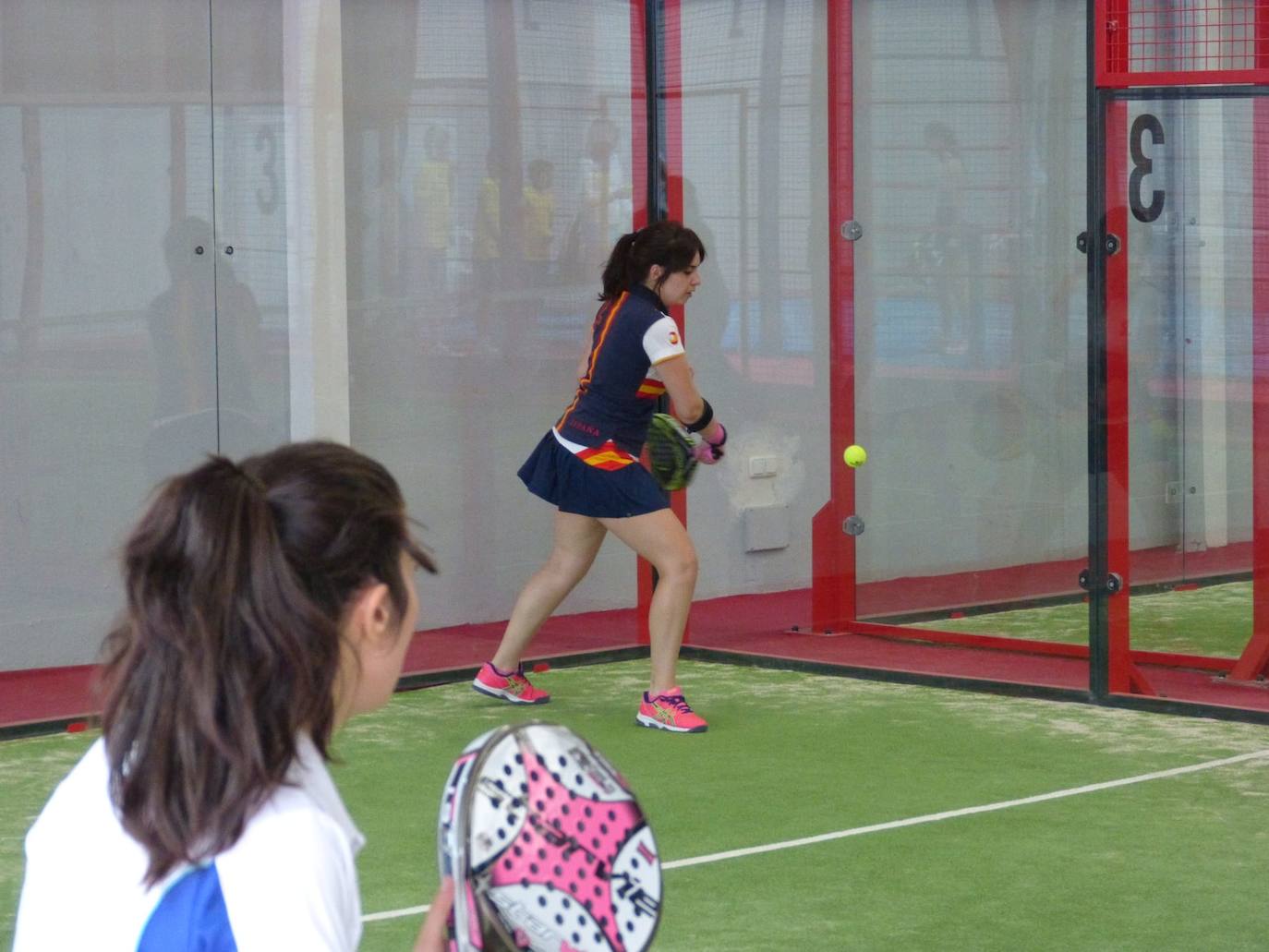 Ayer, 6 de abril, se celebró el Día Internacional del Deporte para el Desarrollo y la Paz, y los miajadeños se volcaron para poner su granito de arena. El Área de Deportes recibió una amplia respuesta a su propuesta convertida en fotografías de todos los deportistas con los que Miajadas tiene la suerte de contar. Voleibol, baloncesto, ciclismo, pádel, marcha, senderismo, running, ping pong, patinaje,... Todo lo que contribuya a la salud física es bienvenido. 