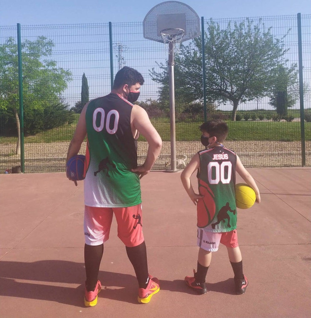 Ayer, 6 de abril, se celebró el Día Internacional del Deporte para el Desarrollo y la Paz, y los miajadeños se volcaron para poner su granito de arena. El Área de Deportes recibió una amplia respuesta a su propuesta convertida en fotografías de todos los deportistas con los que Miajadas tiene la suerte de contar. Voleibol, baloncesto, ciclismo, pádel, marcha, senderismo, running, ping pong, patinaje,... Todo lo que contribuya a la salud física es bienvenido. 