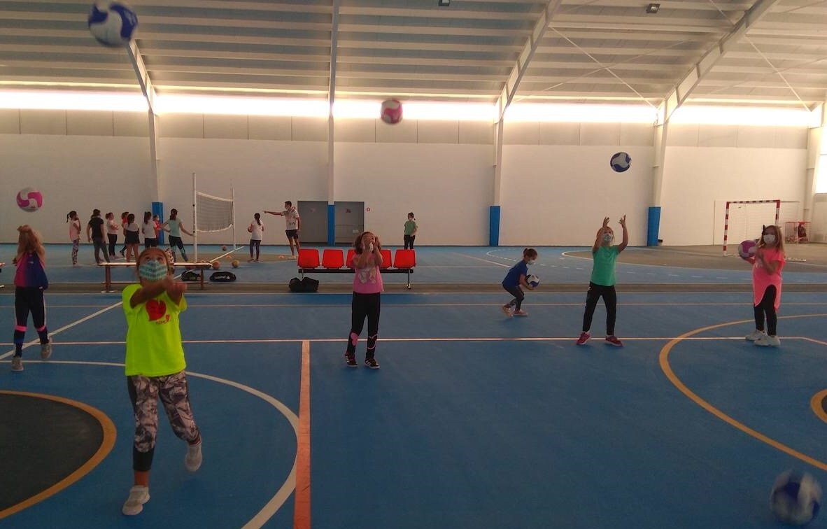 Ayer, 6 de abril, se celebró el Día Internacional del Deporte para el Desarrollo y la Paz, y los miajadeños se volcaron para poner su granito de arena. El Área de Deportes recibió una amplia respuesta a su propuesta convertida en fotografías de todos los deportistas con los que Miajadas tiene la suerte de contar. Voleibol, baloncesto, ciclismo, pádel, marcha, senderismo, running, ping pong, patinaje,... Todo lo que contribuya a la salud física es bienvenido. 