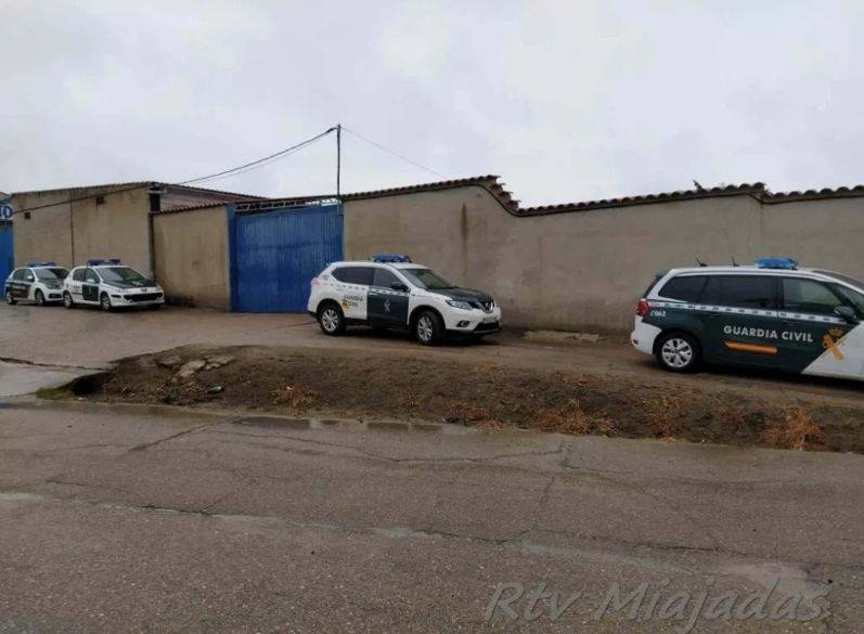 Vehículos de la Guardia Civil en la zona de investigación 