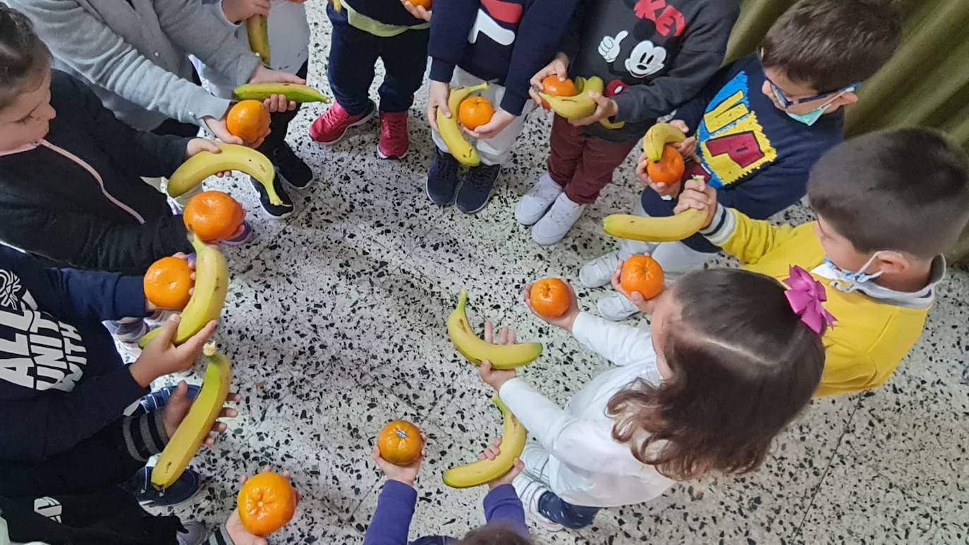 Los alumnos disfrutaron cada uno de un plátano y una naranja para el recreo 