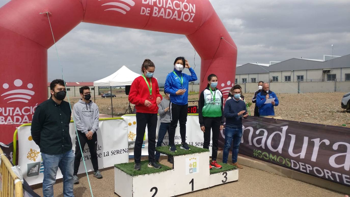 Celia Álvarez (derecha) sube al tercer puesto del pódium 