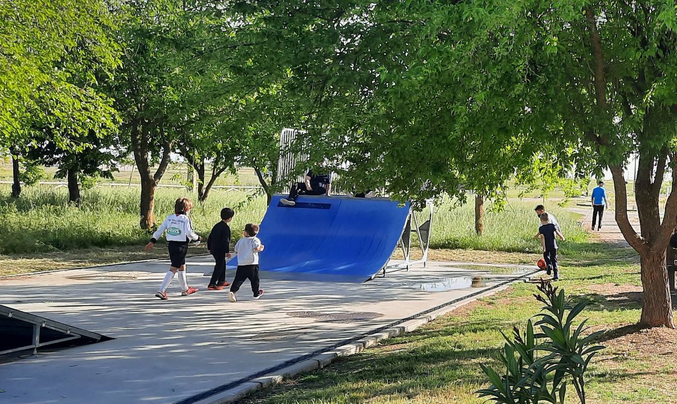 Pequeños miajadeños jugando en el parque de la Laguna Nueva 