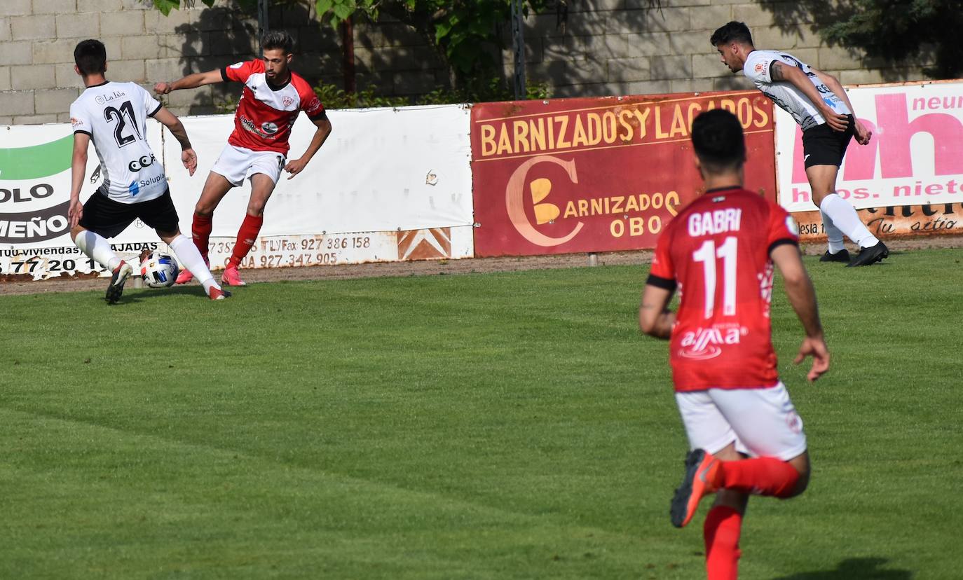 Álex Cañero (de frente) fue el encargado de subir el tercer tanto definitivo 