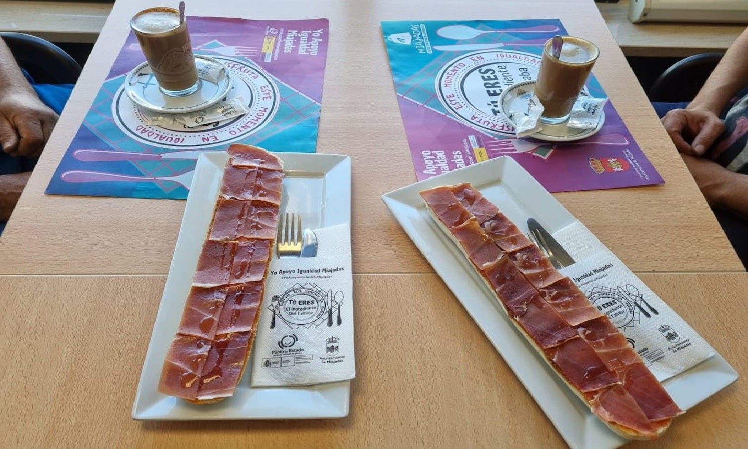 Salvamanteles, servilletas y sobres de azúcar 