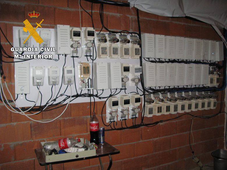Una de las conexiones eléctricas conectadas ilícitamente 