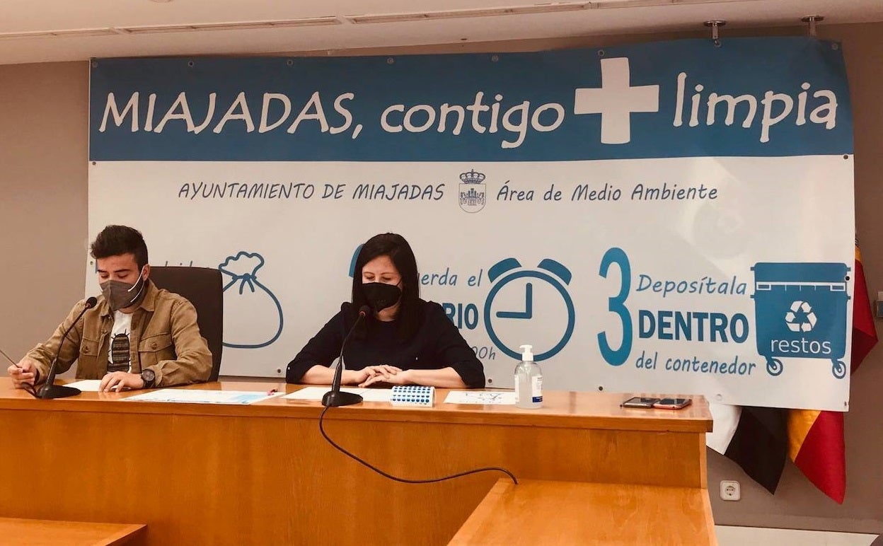 Jesús Sánchez, concejal de Movilidad urbana, y Mª Isabel Cañamero, responsable del Área de Medio Ambiente 