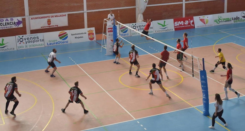 Partido benéfico disputado entre el Extremadura Grupo Laura Otero y Voley Exagal Don Benito 