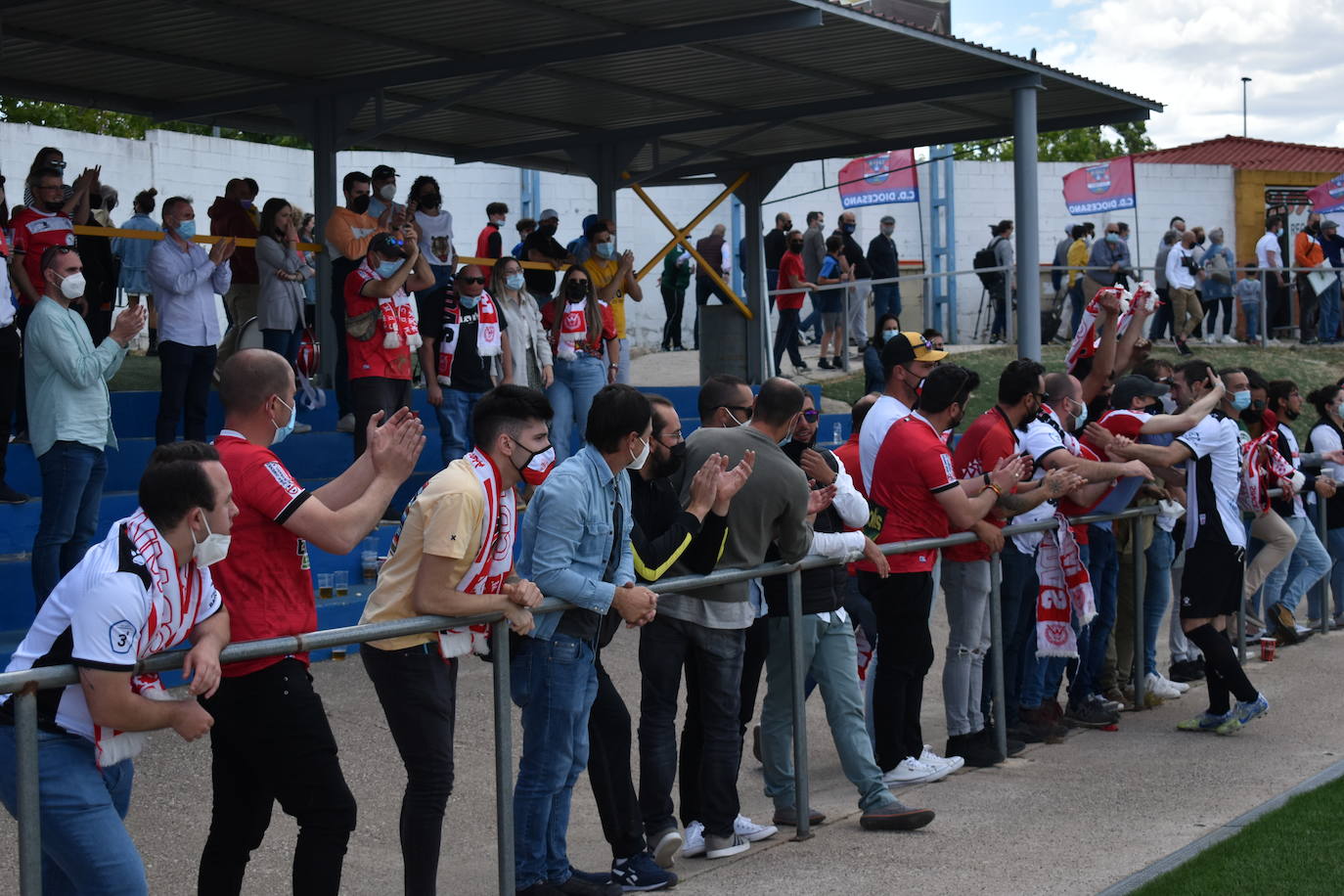 La afición del Miajadas, que ha seguido a su equipo hasta el final, consoló a su jugador Juanfran 