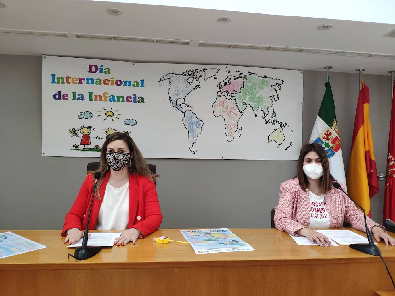 Presentación a cargo de Isabel Ruiz, concejala de Infancia (izq.), y Lidia Masa, responsable del Área de Comercio (dcha.) 