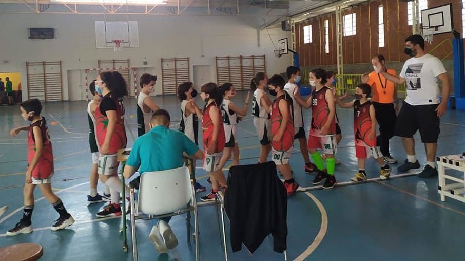 Saludo entre los jugadores del CB Miajadas y el Doncel antes del partido 