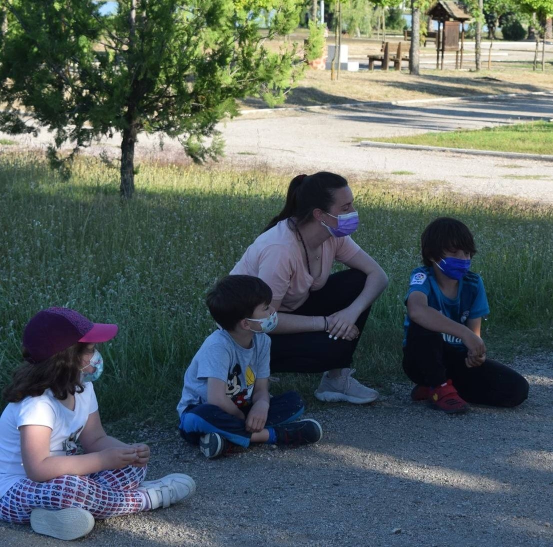 Los pequeños y pequeñas de Miajadas, Alonso de Ojeda y Casar de Miajadas disfrutaron durante todo el mes de mayo de actividades lúdicas y socioculturales, bien en la Laguna Nueva de Miajadas, bien en la Plaza de España de ambas pedanías. Todos llegaron con unas ganas locas de divertirse con los compañeros, prueba de ello es que las plazas ofertadas fueron cubiertas, por lo que incluso se amplió el número de días para que ninguno se quedara sin participar en los juegos, realizados siempre al aire libre. 