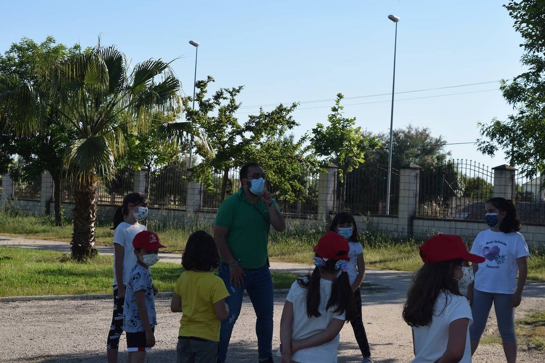 Los pequeños y pequeñas de Miajadas, Alonso de Ojeda y Casar de Miajadas disfrutaron durante todo el mes de mayo de actividades lúdicas y socioculturales, bien en la Laguna Nueva de Miajadas, bien en la Plaza de España de ambas pedanías. Todos llegaron con unas ganas locas de divertirse con los compañeros, prueba de ello es que las plazas ofertadas fueron cubiertas, por lo que incluso se amplió el número de días para que ninguno se quedara sin participar en los juegos, realizados siempre al aire libre. 