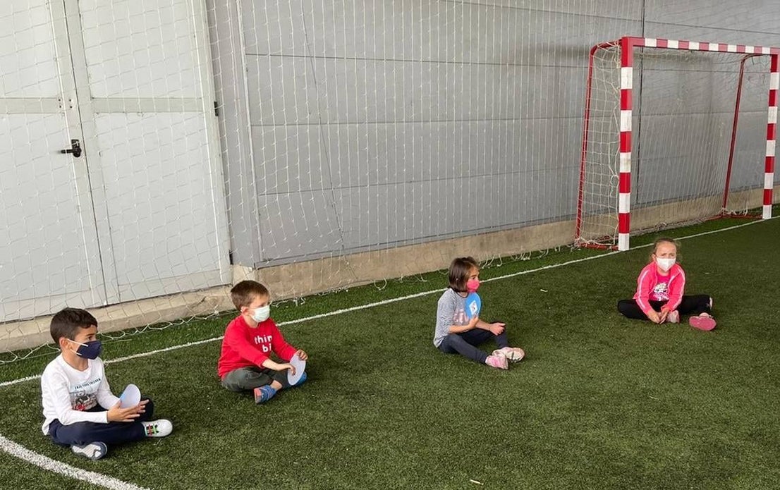 Los pequeños y pequeñas de Miajadas, Alonso de Ojeda y Casar de Miajadas disfrutaron durante todo el mes de mayo de actividades lúdicas y socioculturales, bien en la Laguna Nueva de Miajadas, bien en la Plaza de España de ambas pedanías. Todos llegaron con unas ganas locas de divertirse con los compañeros, prueba de ello es que las plazas ofertadas fueron cubiertas, por lo que incluso se amplió el número de días para que ninguno se quedara sin participar en los juegos, realizados siempre al aire libre. 