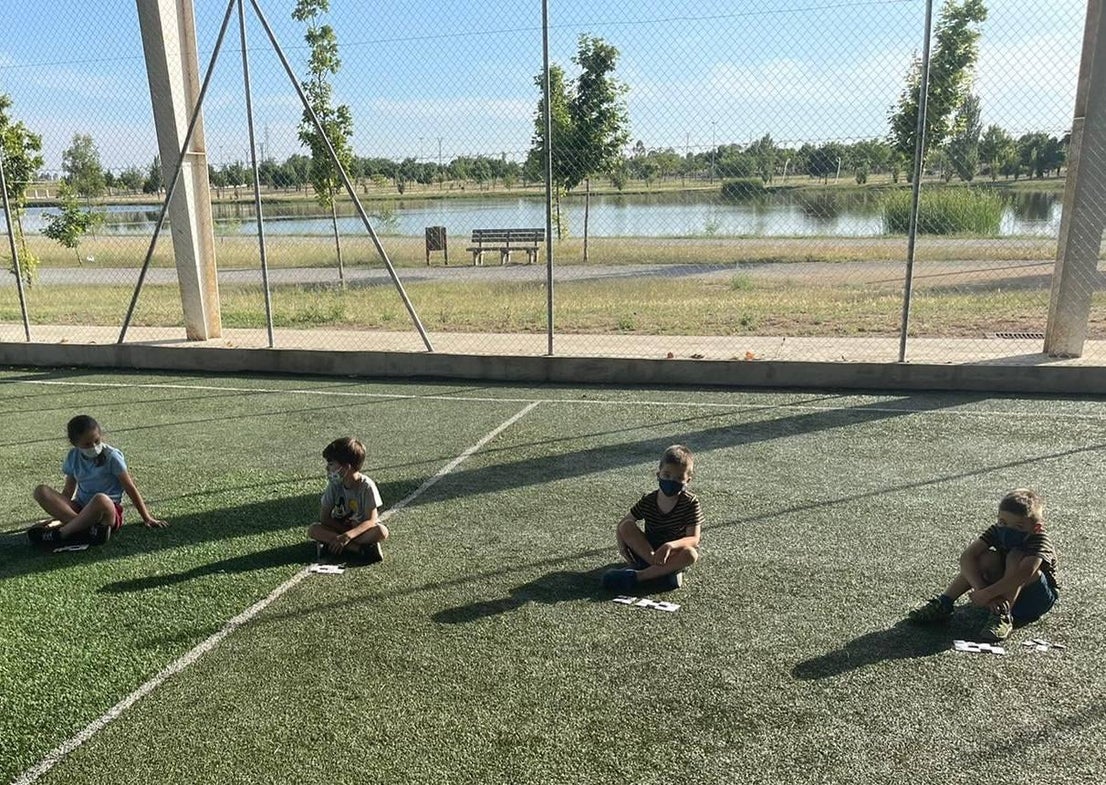 Los pequeños y pequeñas de Miajadas, Alonso de Ojeda y Casar de Miajadas disfrutaron durante todo el mes de mayo de actividades lúdicas y socioculturales, bien en la Laguna Nueva de Miajadas, bien en la Plaza de España de ambas pedanías. Todos llegaron con unas ganas locas de divertirse con los compañeros, prueba de ello es que las plazas ofertadas fueron cubiertas, por lo que incluso se amplió el número de días para que ninguno se quedara sin participar en los juegos, realizados siempre al aire libre. 