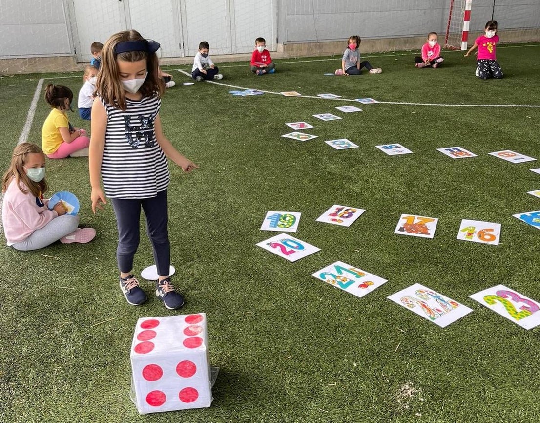 Los pequeños y pequeñas de Miajadas, Alonso de Ojeda y Casar de Miajadas disfrutaron durante todo el mes de mayo de actividades lúdicas y socioculturales, bien en la Laguna Nueva de Miajadas, bien en la Plaza de España de ambas pedanías. Todos llegaron con unas ganas locas de divertirse con los compañeros, prueba de ello es que las plazas ofertadas fueron cubiertas, por lo que incluso se amplió el número de días para que ninguno se quedara sin participar en los juegos, realizados siempre al aire libre. 