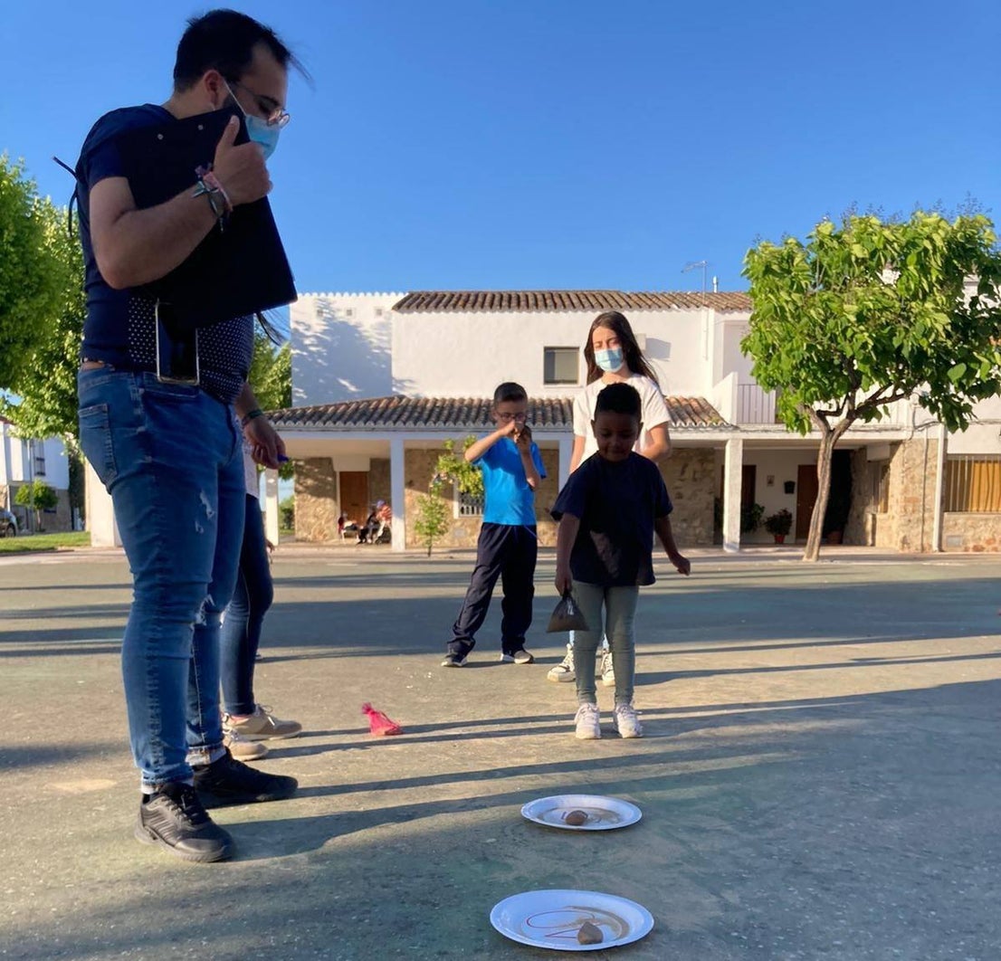 Los pequeños y pequeñas de Miajadas, Alonso de Ojeda y Casar de Miajadas disfrutaron durante todo el mes de mayo de actividades lúdicas y socioculturales, bien en la Laguna Nueva de Miajadas, bien en la Plaza de España de ambas pedanías. Todos llegaron con unas ganas locas de divertirse con los compañeros, prueba de ello es que las plazas ofertadas fueron cubiertas, por lo que incluso se amplió el número de días para que ninguno se quedara sin participar en los juegos, realizados siempre al aire libre. 