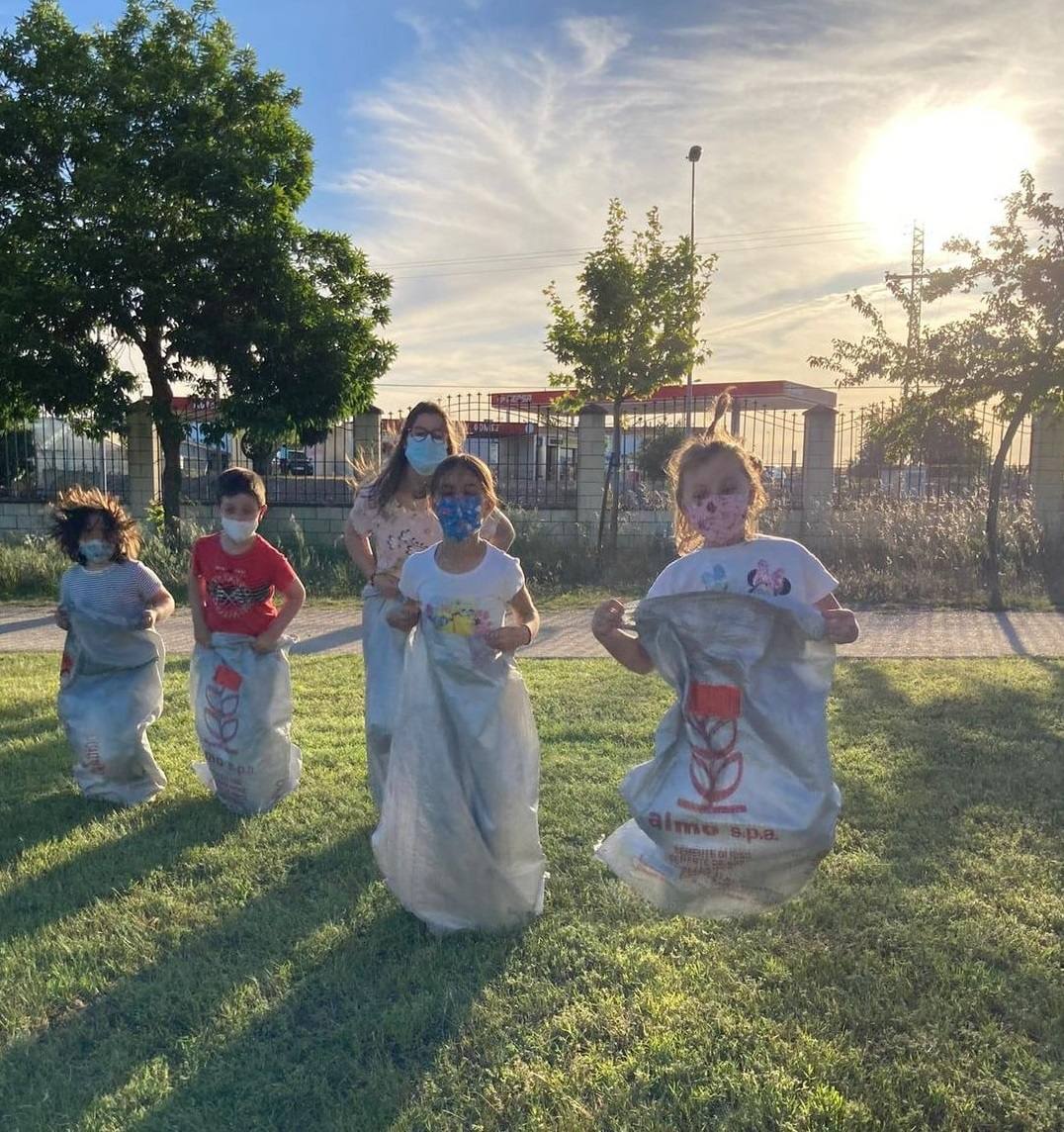 Los pequeños y pequeñas de Miajadas, Alonso de Ojeda y Casar de Miajadas disfrutaron durante todo el mes de mayo de actividades lúdicas y socioculturales, bien en la Laguna Nueva de Miajadas, bien en la Plaza de España de ambas pedanías. Todos llegaron con unas ganas locas de divertirse con los compañeros, prueba de ello es que las plazas ofertadas fueron cubiertas, por lo que incluso se amplió el número de días para que ninguno se quedara sin participar en los juegos, realizados siempre al aire libre. 