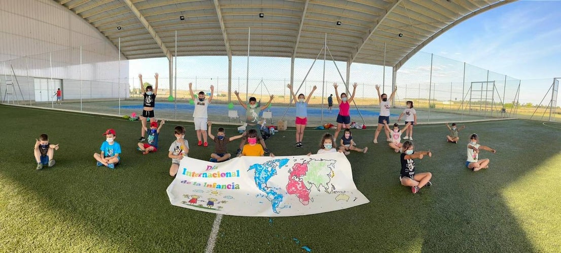 Los pequeños y pequeñas de Miajadas, Alonso de Ojeda y Casar de Miajadas disfrutaron durante todo el mes de mayo de actividades lúdicas y socioculturales, bien en la Laguna Nueva de Miajadas, bien en la Plaza de España de ambas pedanías. Todos llegaron con unas ganas locas de divertirse con los compañeros, prueba de ello es que las plazas ofertadas fueron cubiertas, por lo que incluso se amplió el número de días para que ninguno se quedara sin participar en los juegos, realizados siempre al aire libre. 