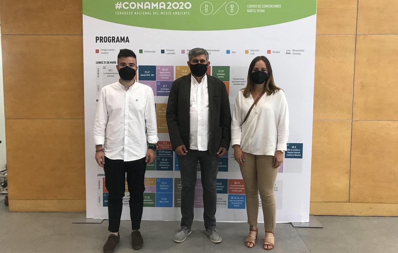 (De izq. a dcha.) Jesús Sánchez, Antonio Díaz y Sara Flores en representación del Ayuntamiento de Miajadas 