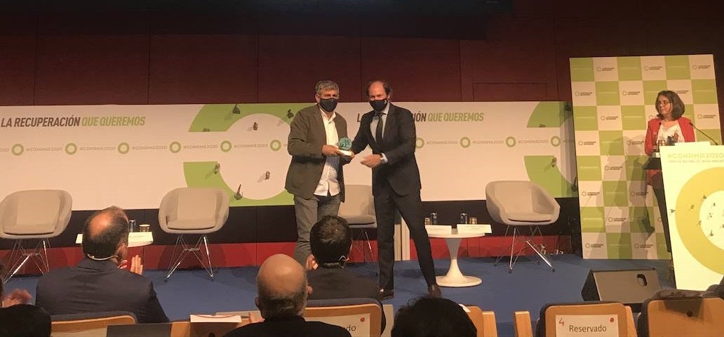 El alcalde de Miajadas Antonio Díaz (izquierda) recoge el premio CONAMA 2020 