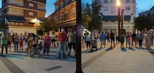 Algunas de las personas concentradas anoche en la Plaza de España de Miajadas 