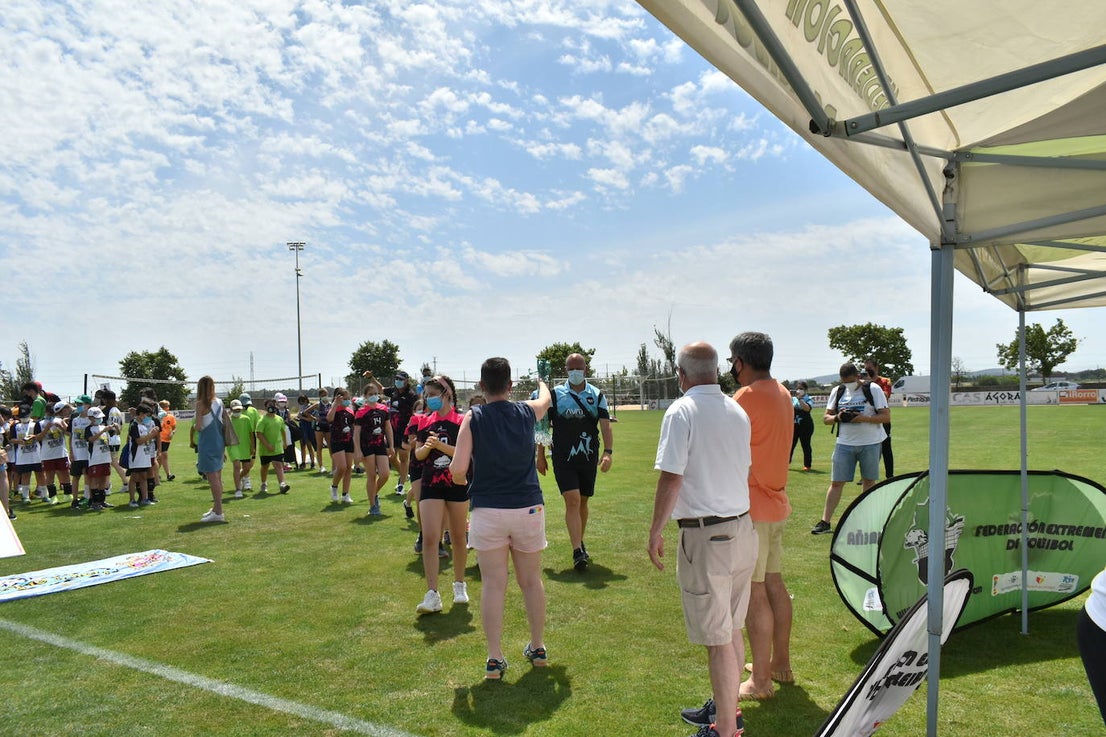 El Estadio Municipal de Miajadas acogió el 'X Día del Minivoley de Extremadura', en el que se dieron cita unos 340 jugadores prebenjamines, benjamines y alevines llegados desde Cáceres, Badajoz, Mérida, Coria, Usagre, Almendralejo, Brozas, Torrejoncillo, Ribera del Fresno, Madrigal de la Vera, Villanueva del Fresno y Miajadas. El césped fue dividido en diez canchas en las que disputaron distintos partidos de manera simultánea desde las 10 de la mañana hasta las 12:30, debido a las altas temperaturas. Al finalizar la jornada cada jugador recibió una medalla por parte del presidente de la Federación Extremeña de Voleibol, José Carlos Dómine, el vicepresidente Antonio García, y el alcalde de Miajadas, Antonio Díaz. 