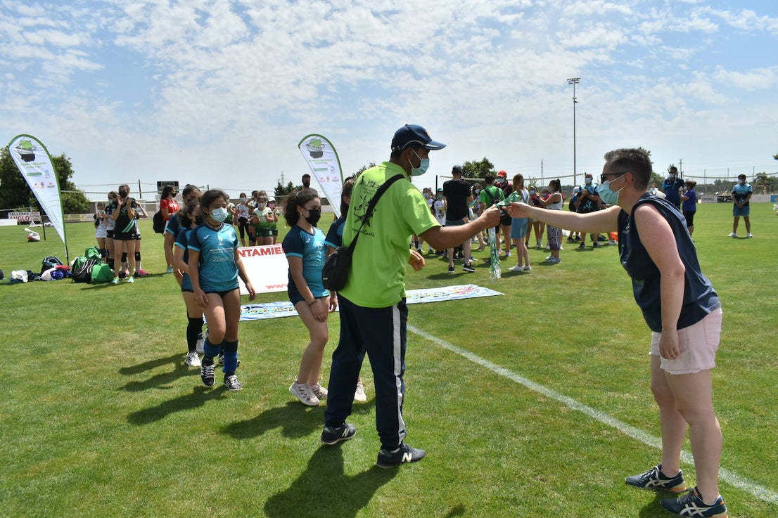 El Estadio Municipal de Miajadas acogió el 'X Día del Minivoley de Extremadura', en el que se dieron cita unos 340 jugadores prebenjamines, benjamines y alevines llegados desde Cáceres, Badajoz, Mérida, Coria, Usagre, Almendralejo, Brozas, Torrejoncillo, Ribera del Fresno, Madrigal de la Vera, Villanueva del Fresno y Miajadas. El césped fue dividido en diez canchas en las que disputaron distintos partidos de manera simultánea desde las 10 de la mañana hasta las 12:30, debido a las altas temperaturas. Al finalizar la jornada cada jugador recibió una medalla por parte del presidente de la Federación Extremeña de Voleibol, José Carlos Dómine, el vicepresidente Antonio García, y el alcalde de Miajadas, Antonio Díaz. 