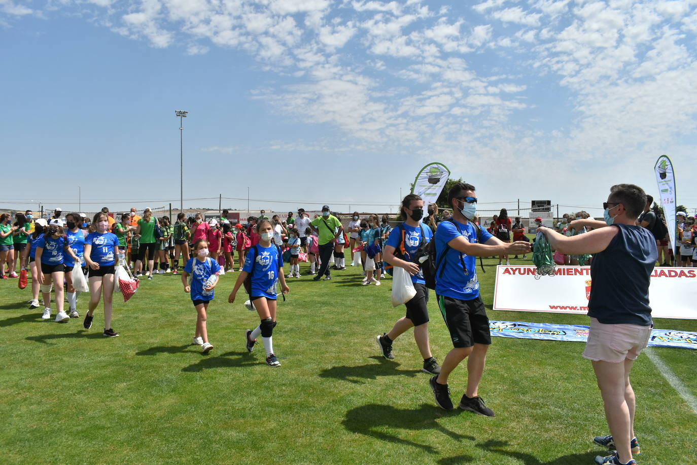 El Estadio Municipal de Miajadas acogió el 'X Día del Minivoley de Extremadura', en el que se dieron cita unos 340 jugadores prebenjamines, benjamines y alevines llegados desde Cáceres, Badajoz, Mérida, Coria, Usagre, Almendralejo, Brozas, Torrejoncillo, Ribera del Fresno, Madrigal de la Vera, Villanueva del Fresno y Miajadas. El césped fue dividido en diez canchas en las que disputaron distintos partidos de manera simultánea desde las 10 de la mañana hasta las 12:30, debido a las altas temperaturas. Al finalizar la jornada cada jugador recibió una medalla por parte del presidente de la Federación Extremeña de Voleibol, José Carlos Dómine, el vicepresidente Antonio García, y el alcalde de Miajadas, Antonio Díaz. 