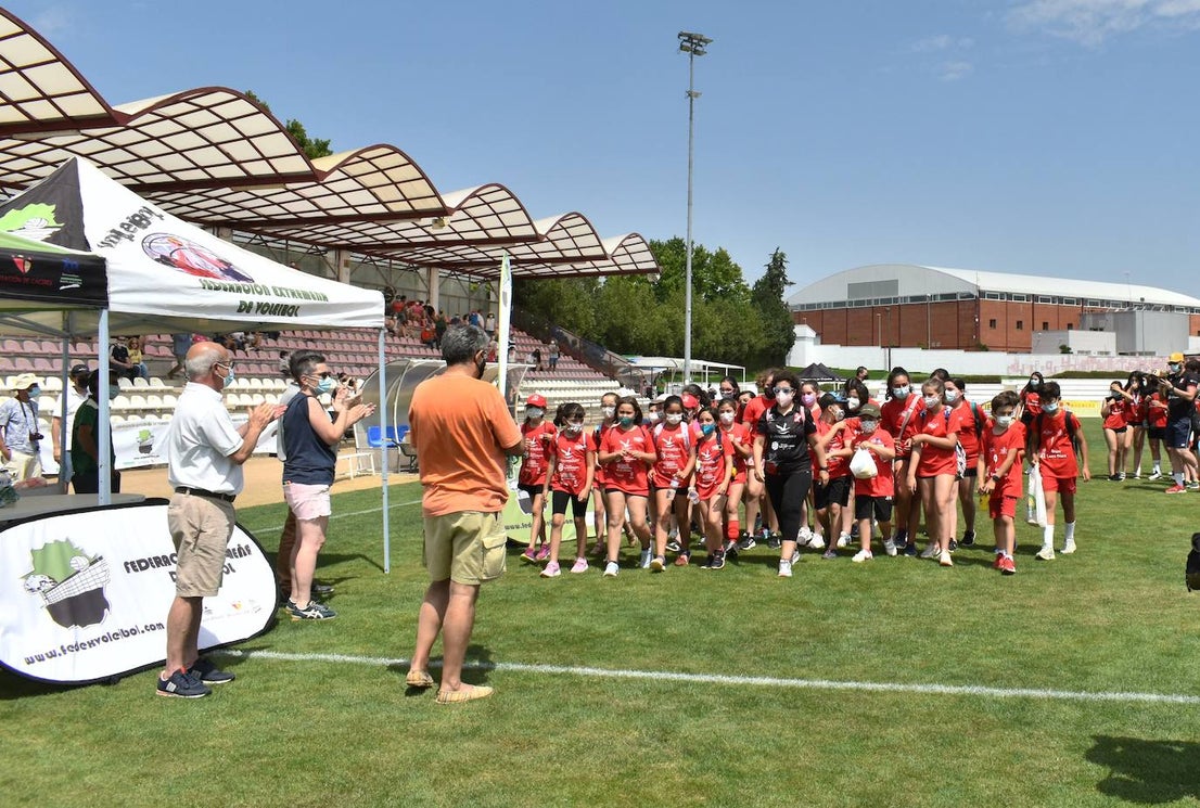 El Estadio Municipal de Miajadas acogió el 'X Día del Minivoley de Extremadura', en el que se dieron cita unos 340 jugadores prebenjamines, benjamines y alevines llegados desde Cáceres, Badajoz, Mérida, Coria, Usagre, Almendralejo, Brozas, Torrejoncillo, Ribera del Fresno, Madrigal de la Vera, Villanueva del Fresno y Miajadas. El césped fue dividido en diez canchas en las que disputaron distintos partidos de manera simultánea desde las 10 de la mañana hasta las 12:30, debido a las altas temperaturas. Al finalizar la jornada cada jugador recibió una medalla por parte del presidente de la Federación Extremeña de Voleibol, José Carlos Dómine, el vicepresidente Antonio García, y el alcalde de Miajadas, Antonio Díaz. 