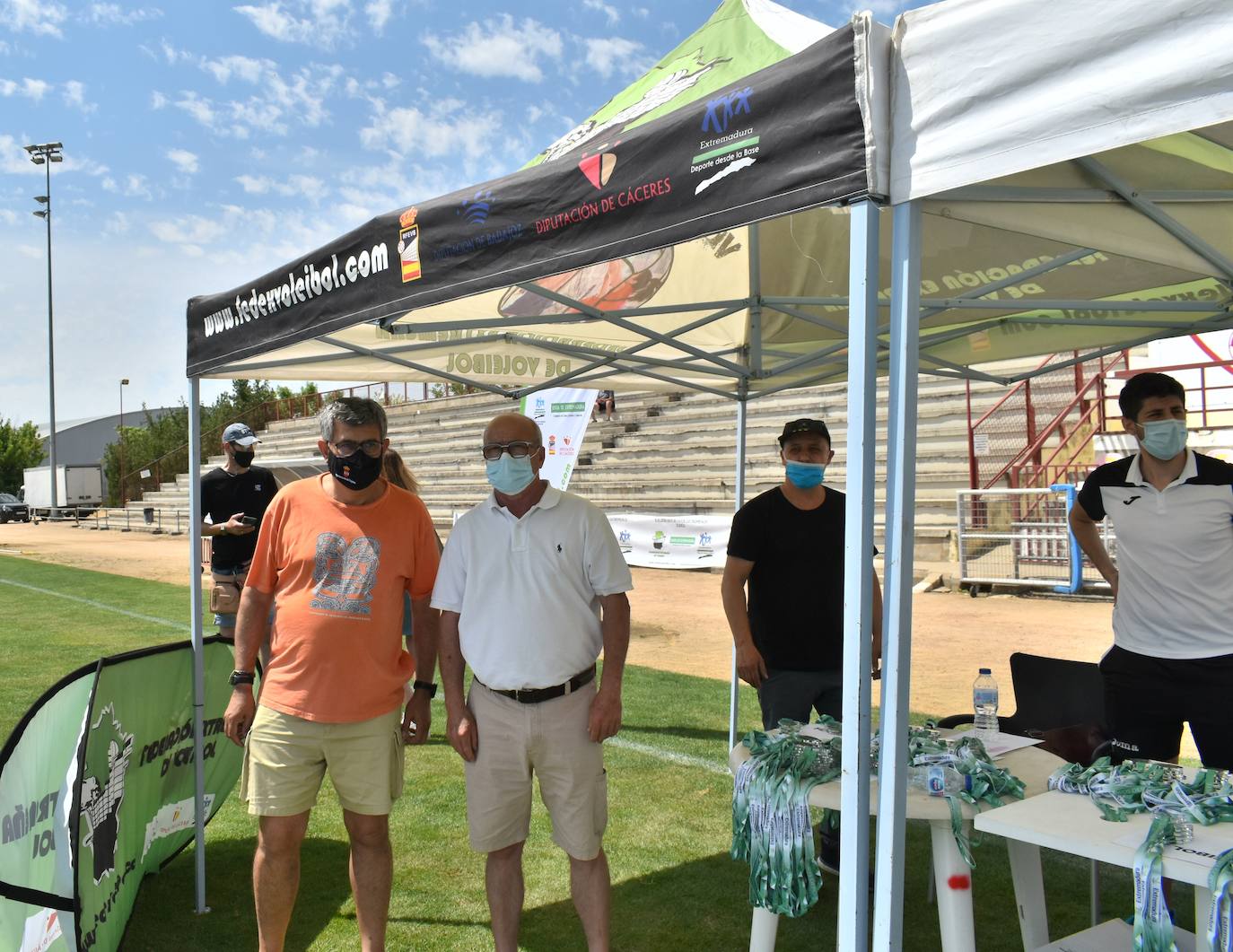 El Estadio Municipal de Miajadas acogió el 'X Día del Minivoley de Extremadura', en el que se dieron cita unos 340 jugadores prebenjamines, benjamines y alevines llegados desde Cáceres, Badajoz, Mérida, Coria, Usagre, Almendralejo, Brozas, Torrejoncillo, Ribera del Fresno, Madrigal de la Vera, Villanueva del Fresno y Miajadas. El césped fue dividido en diez canchas en las que disputaron distintos partidos de manera simultánea desde las 10 de la mañana hasta las 12:30, debido a las altas temperaturas. Al finalizar la jornada cada jugador recibió una medalla por parte del presidente de la Federación Extremeña de Voleibol, José Carlos Dómine, el vicepresidente Antonio García, y el alcalde de Miajadas, Antonio Díaz. 