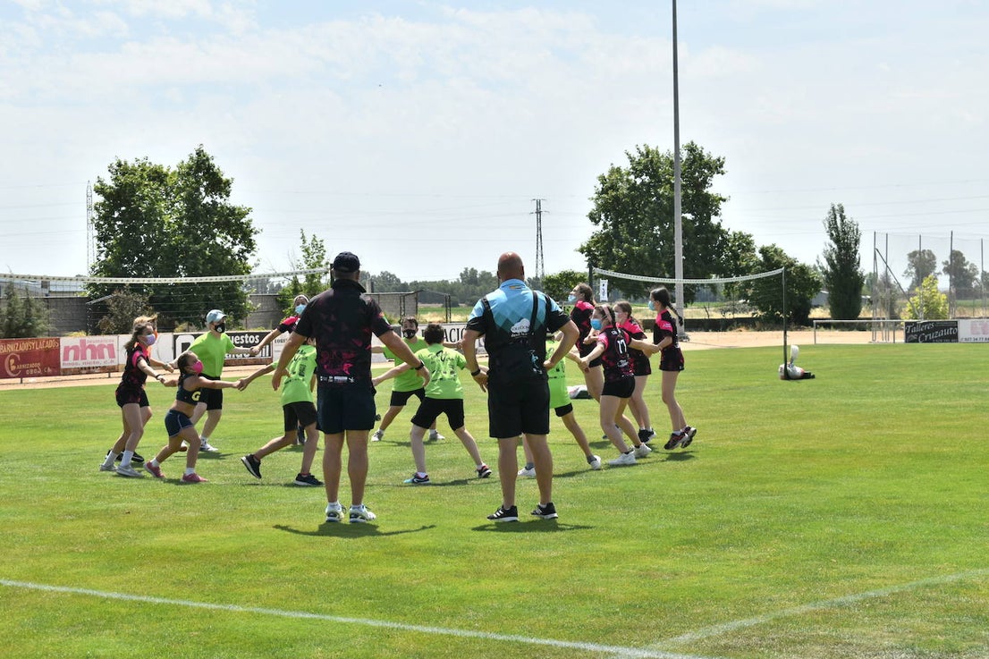 El Estadio Municipal de Miajadas acogió el 'X Día del Minivoley de Extremadura', en el que se dieron cita unos 340 jugadores prebenjamines, benjamines y alevines llegados desde Cáceres, Badajoz, Mérida, Coria, Usagre, Almendralejo, Brozas, Torrejoncillo, Ribera del Fresno, Madrigal de la Vera, Villanueva del Fresno y Miajadas. El césped fue dividido en diez canchas en las que disputaron distintos partidos de manera simultánea desde las 10 de la mañana hasta las 12:30, debido a las altas temperaturas. Al finalizar la jornada cada jugador recibió una medalla por parte del presidente de la Federación Extremeña de Voleibol, José Carlos Dómine, el vicepresidente Antonio García, y el alcalde de Miajadas, Antonio Díaz. 