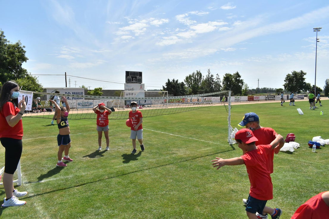 El Estadio Municipal de Miajadas acogió el 'X Día del Minivoley de Extremadura', en el que se dieron cita unos 340 jugadores prebenjamines, benjamines y alevines llegados desde Cáceres, Badajoz, Mérida, Coria, Usagre, Almendralejo, Brozas, Torrejoncillo, Ribera del Fresno, Madrigal de la Vera, Villanueva del Fresno y Miajadas. El césped fue dividido en diez canchas en las que disputaron distintos partidos de manera simultánea desde las 10 de la mañana hasta las 12:30, debido a las altas temperaturas. Al finalizar la jornada cada jugador recibió una medalla por parte del presidente de la Federación Extremeña de Voleibol, José Carlos Dómine, el vicepresidente Antonio García, y el alcalde de Miajadas, Antonio Díaz. 