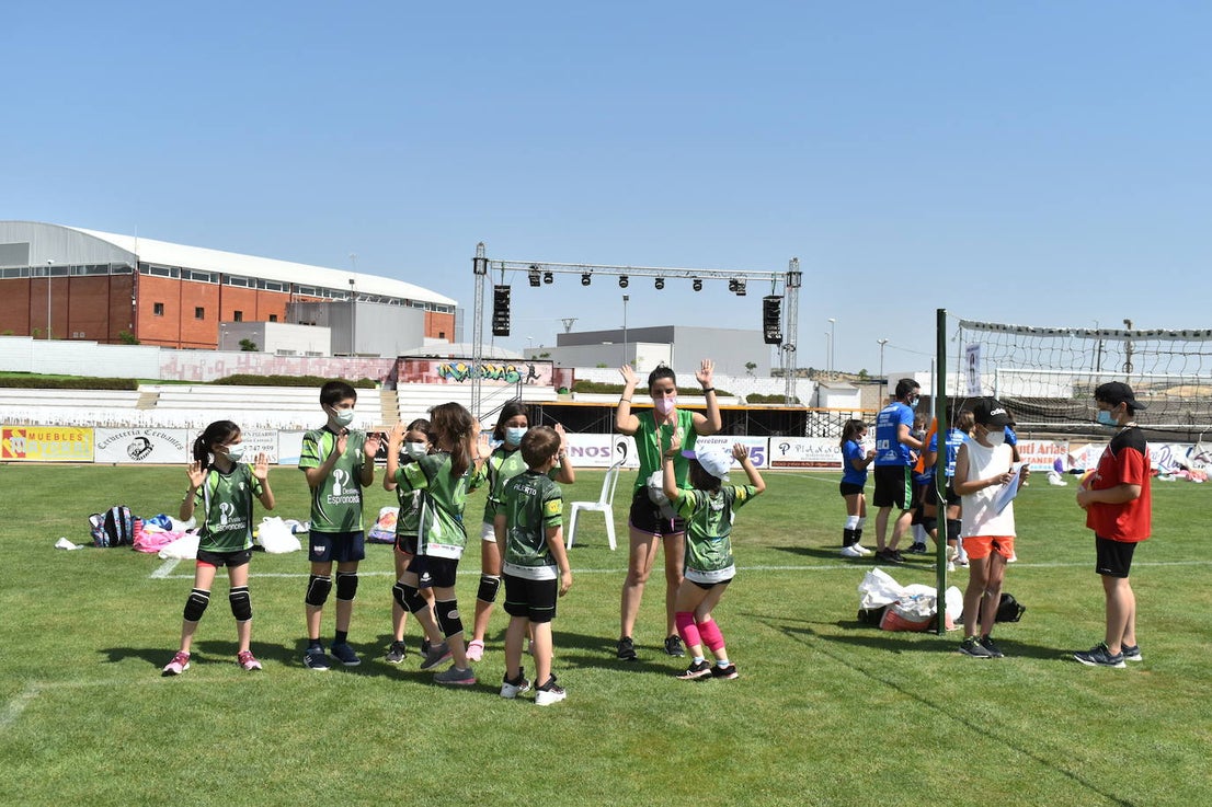 El Estadio Municipal de Miajadas acogió el 'X Día del Minivoley de Extremadura', en el que se dieron cita unos 340 jugadores prebenjamines, benjamines y alevines llegados desde Cáceres, Badajoz, Mérida, Coria, Usagre, Almendralejo, Brozas, Torrejoncillo, Ribera del Fresno, Madrigal de la Vera, Villanueva del Fresno y Miajadas. El césped fue dividido en diez canchas en las que disputaron distintos partidos de manera simultánea desde las 10 de la mañana hasta las 12:30, debido a las altas temperaturas. Al finalizar la jornada cada jugador recibió una medalla por parte del presidente de la Federación Extremeña de Voleibol, José Carlos Dómine, el vicepresidente Antonio García, y el alcalde de Miajadas, Antonio Díaz. 