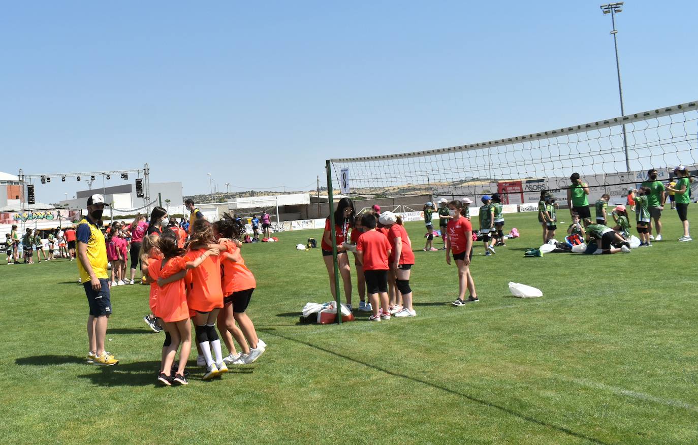 El Estadio Municipal de Miajadas acogió el 'X Día del Minivoley de Extremadura', en el que se dieron cita unos 340 jugadores prebenjamines, benjamines y alevines llegados desde Cáceres, Badajoz, Mérida, Coria, Usagre, Almendralejo, Brozas, Torrejoncillo, Ribera del Fresno, Madrigal de la Vera, Villanueva del Fresno y Miajadas. El césped fue dividido en diez canchas en las que disputaron distintos partidos de manera simultánea desde las 10 de la mañana hasta las 12:30, debido a las altas temperaturas. Al finalizar la jornada cada jugador recibió una medalla por parte del presidente de la Federación Extremeña de Voleibol, José Carlos Dómine, el vicepresidente Antonio García, y el alcalde de Miajadas, Antonio Díaz. 