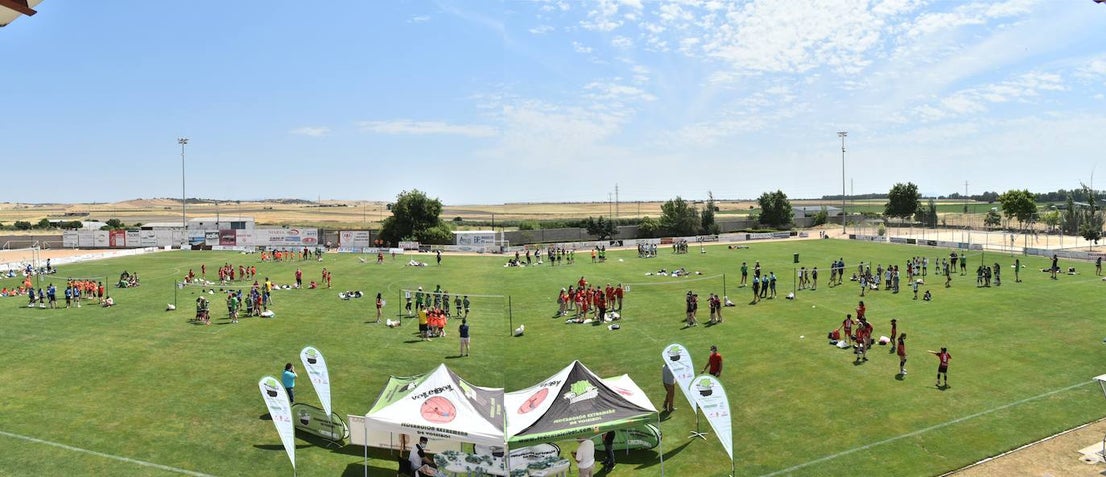 El Estadio Municipal de Miajadas acogió el 'X Día del Minivoley de Extremadura', en el que se dieron cita unos 340 jugadores prebenjamines, benjamines y alevines llegados desde Cáceres, Badajoz, Mérida, Coria, Usagre, Almendralejo, Brozas, Torrejoncillo, Ribera del Fresno, Madrigal de la Vera, Villanueva del Fresno y Miajadas. El césped fue dividido en diez canchas en las que disputaron distintos partidos de manera simultánea desde las 10 de la mañana hasta las 12:30, debido a las altas temperaturas. Al finalizar la jornada cada jugador recibió una medalla por parte del presidente de la Federación Extremeña de Voleibol, José Carlos Dómine, el vicepresidente Antonio García, y el alcalde de Miajadas, Antonio Díaz. 