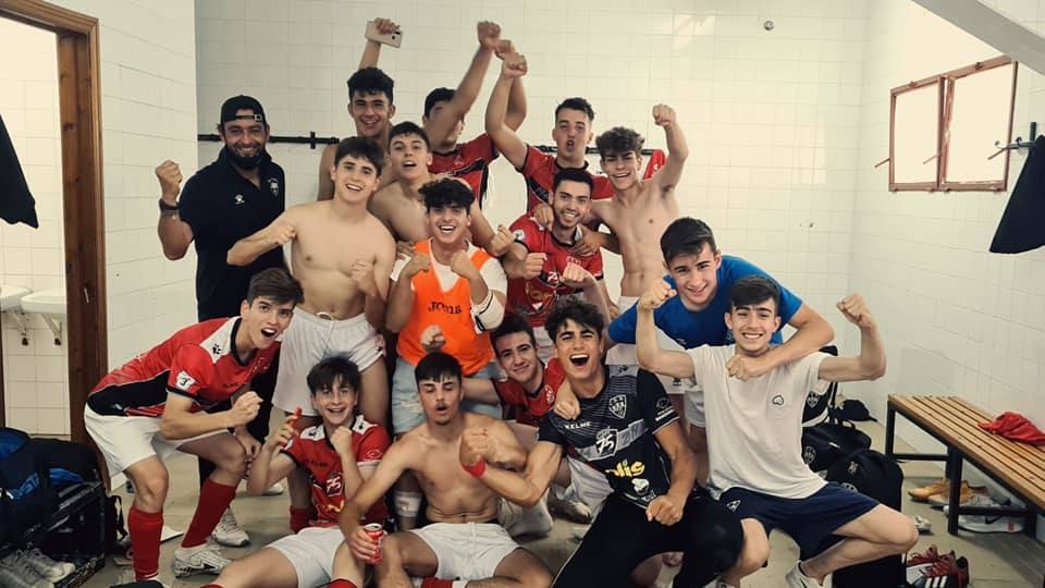 Celebración del equipo en el pase a la final de ascenso 