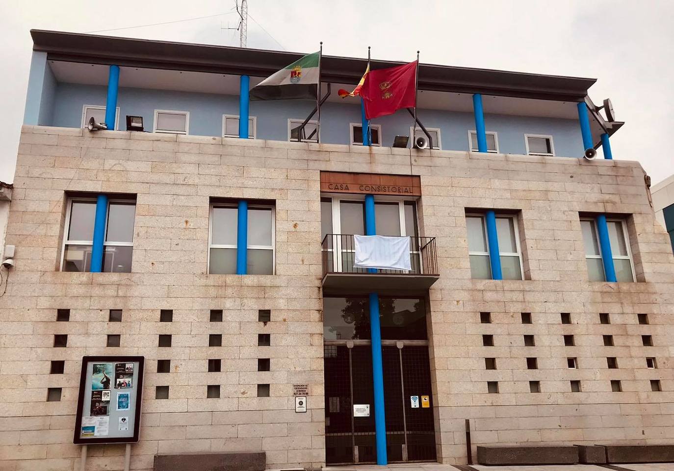 Bandera blanca en el balcón del ayuntamiento de Miajadas 