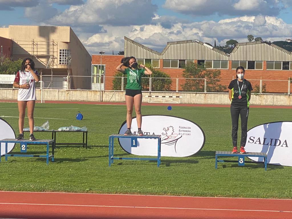 Celia Álvarez sube al pódium para recibir su bronce 