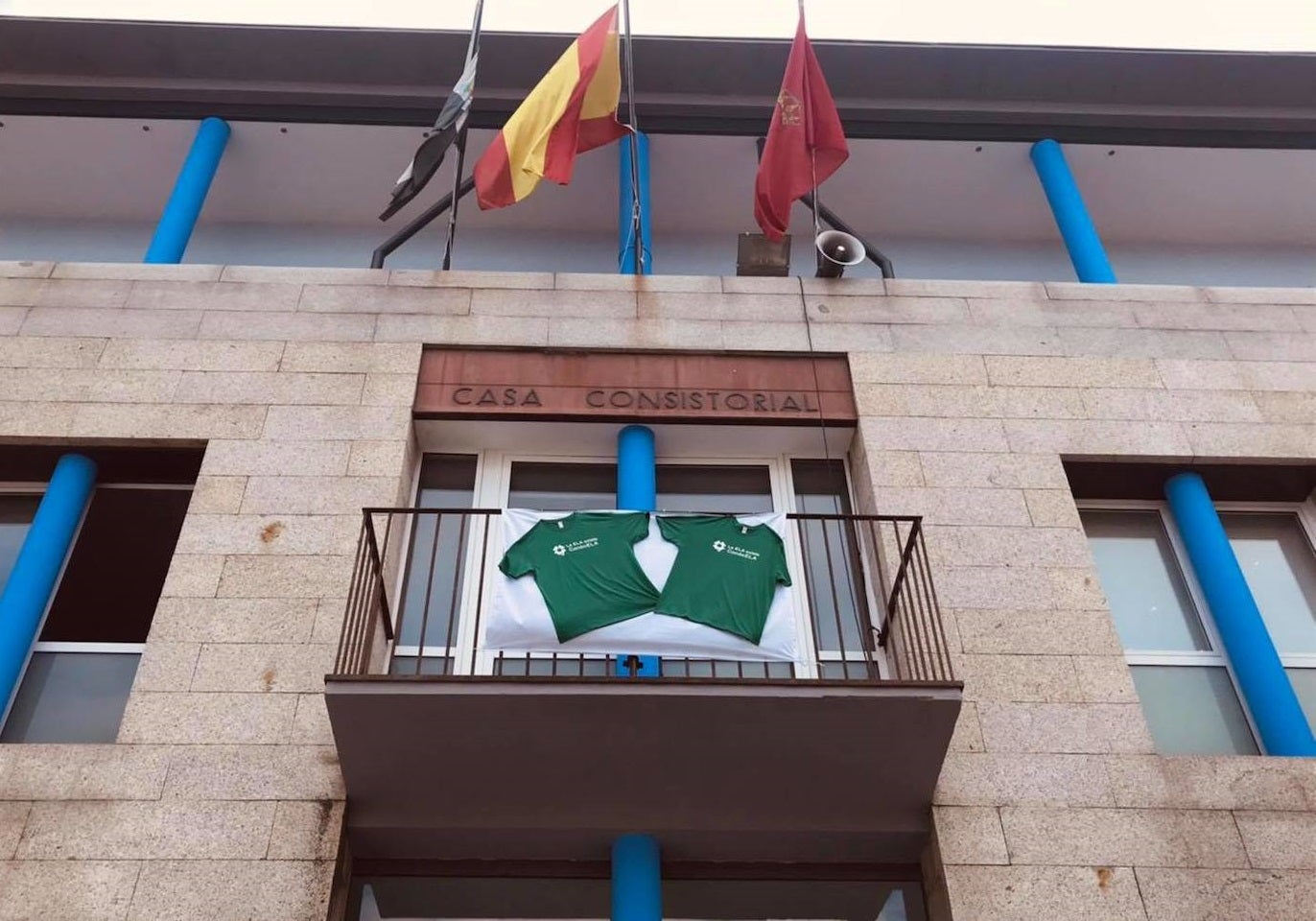 Así luce hoy el balcón del ayuntamiento de Miajadas 