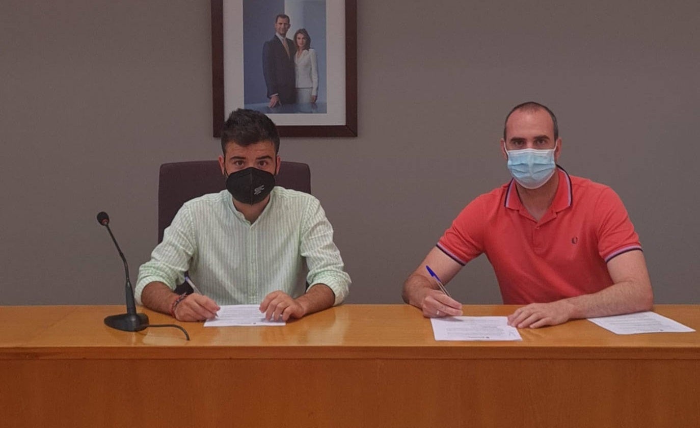 El concejal de Deportes Jesús Sánchez (izq.) y el presidente del CD Miajadas Luis Morales (dcha.) en la firma 