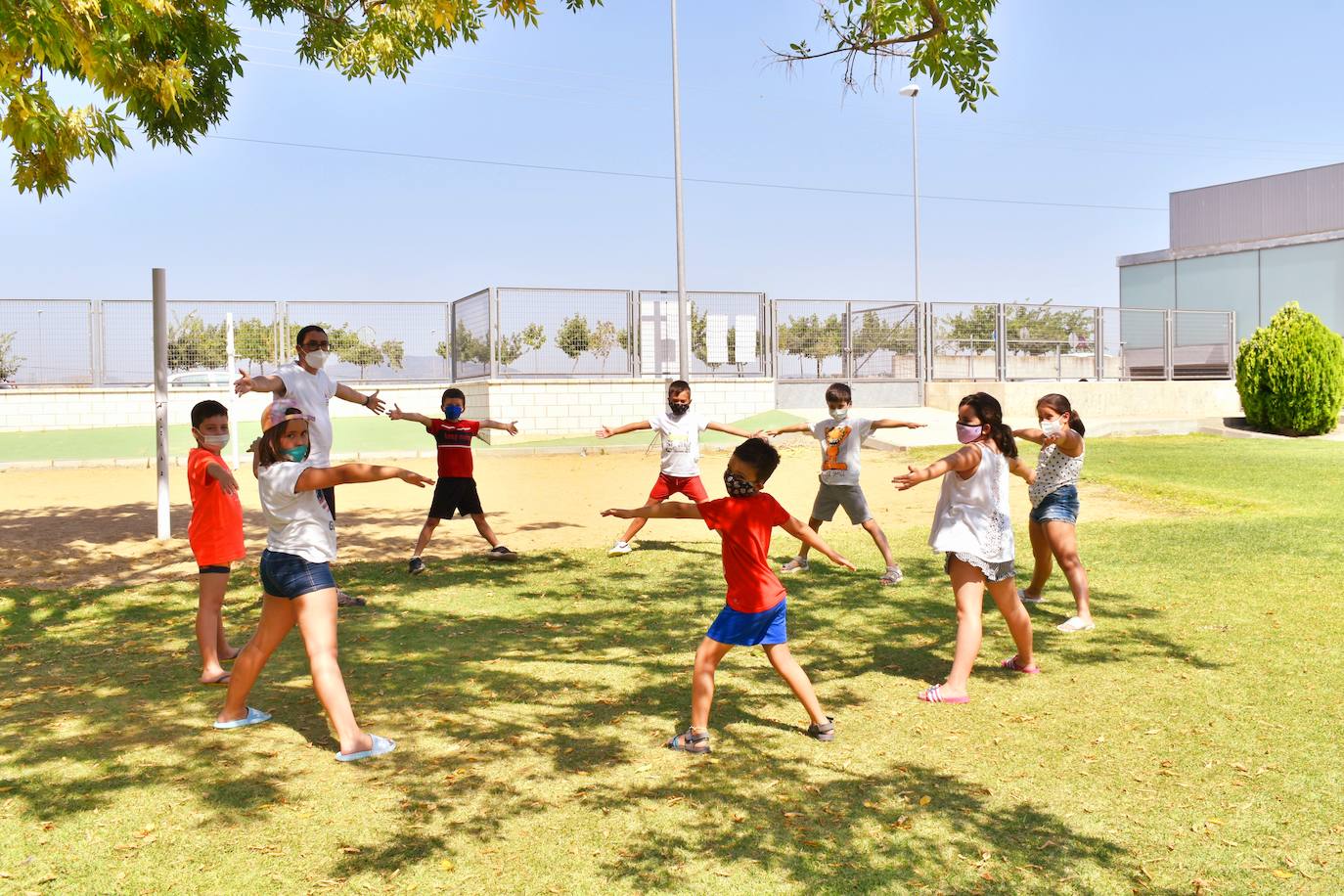 Los pequeños bailan cada día nada más llegar 