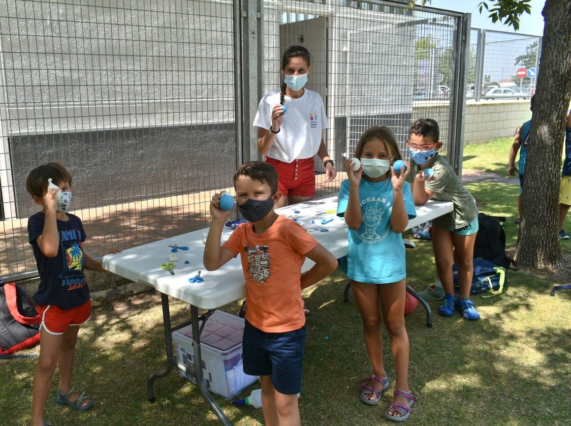 Los pequeños miajadeños disfrutan en la Escuela infantil de verano mientras conocen las fiestas de interés turístico regional mediante juegos, manualidades y bailes. 