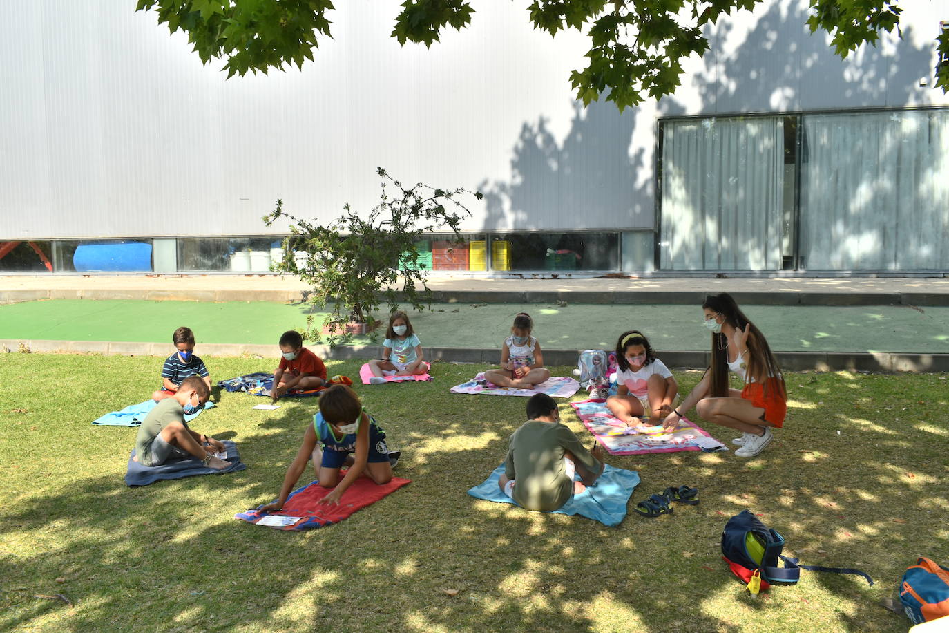 Los pequeños miajadeños disfrutan en la Escuela infantil de verano mientras conocen las fiestas de interés turístico regional mediante juegos, manualidades y bailes. 
