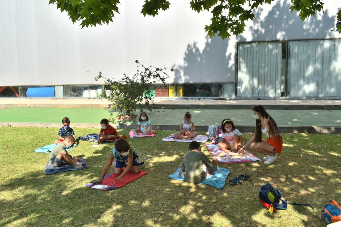 Los pequeños miajadeños disfrutan en la Escuela infantil de verano mientras conocen las fiestas de interés turístico regional mediante juegos, manualidades y bailes. 