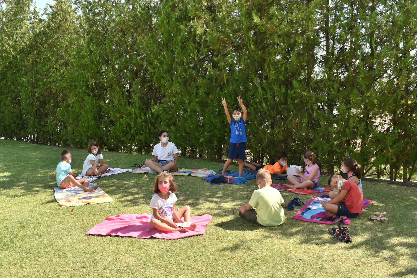Los pequeños miajadeños disfrutan en la Escuela infantil de verano mientras conocen las fiestas de interés turístico regional mediante juegos, manualidades y bailes. 