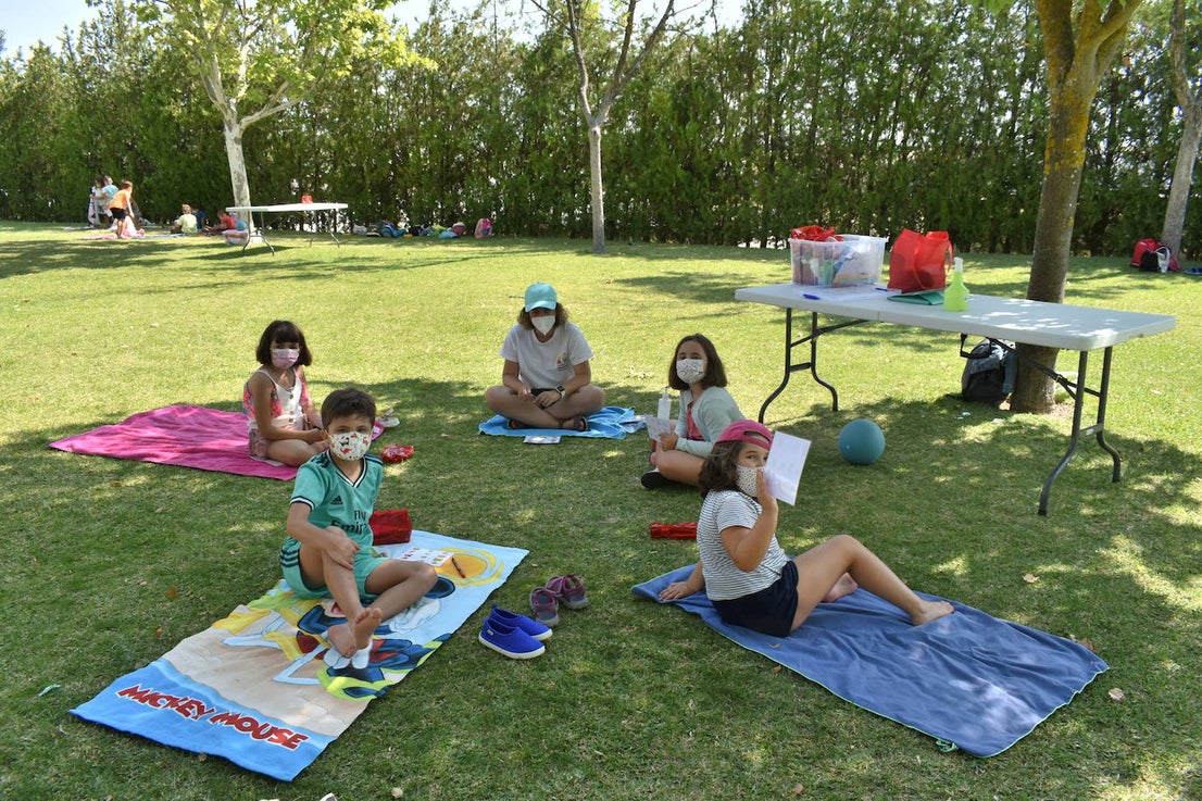 Los pequeños miajadeños disfrutan en la Escuela infantil de verano mientras conocen las fiestas de interés turístico regional mediante juegos, manualidades y bailes. 